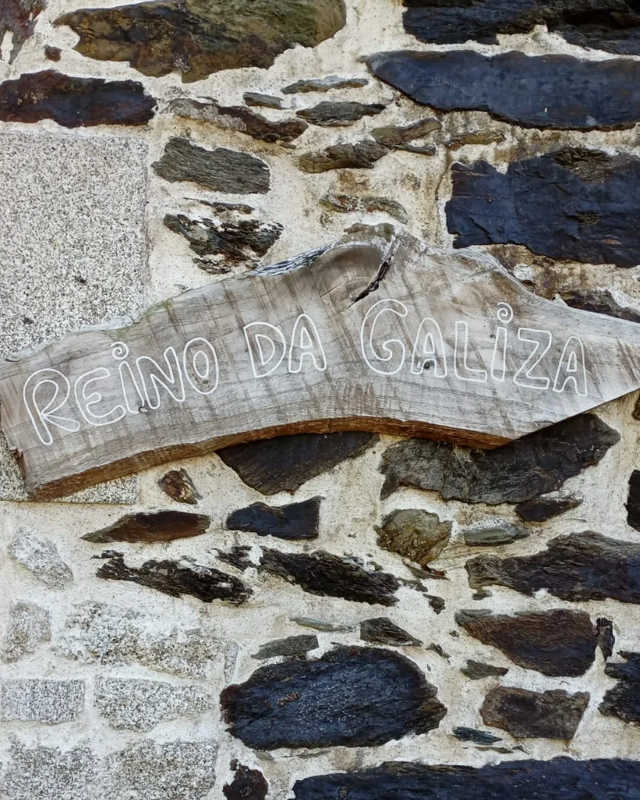 Rótulo de madera Reino da Galiza sobre un muro de piedra
