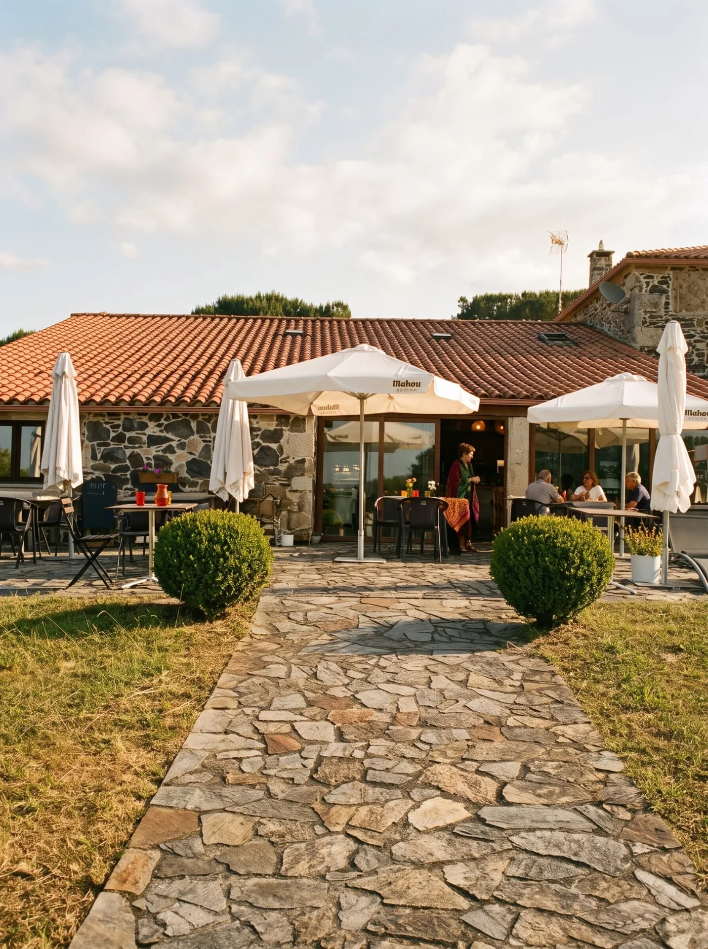 Patio de piedra y terraza de As Casiñas