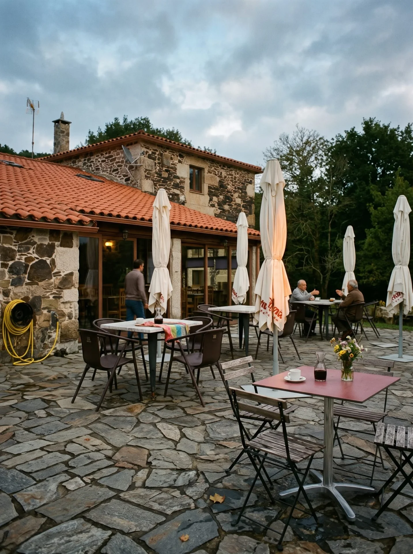 Terraza exterior de As Casiñas entre muros de piedra